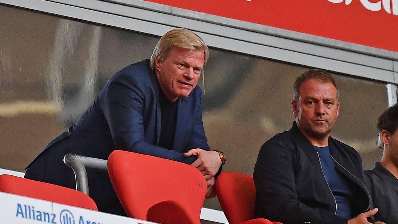 Oliver Kahn und Hansi Flick auf der Tribüne in der Allianz Arena.