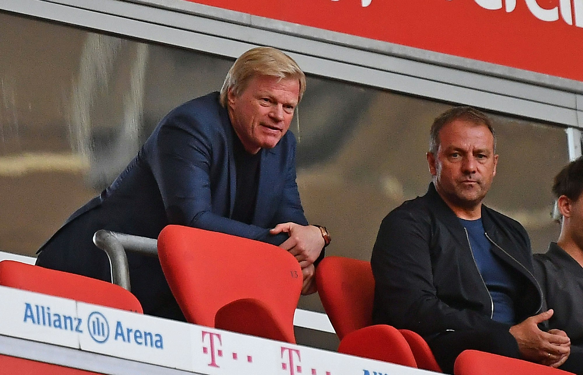 Oliver Kahn und Hansi Flick auf der Tribüne in der Allianz Arena.