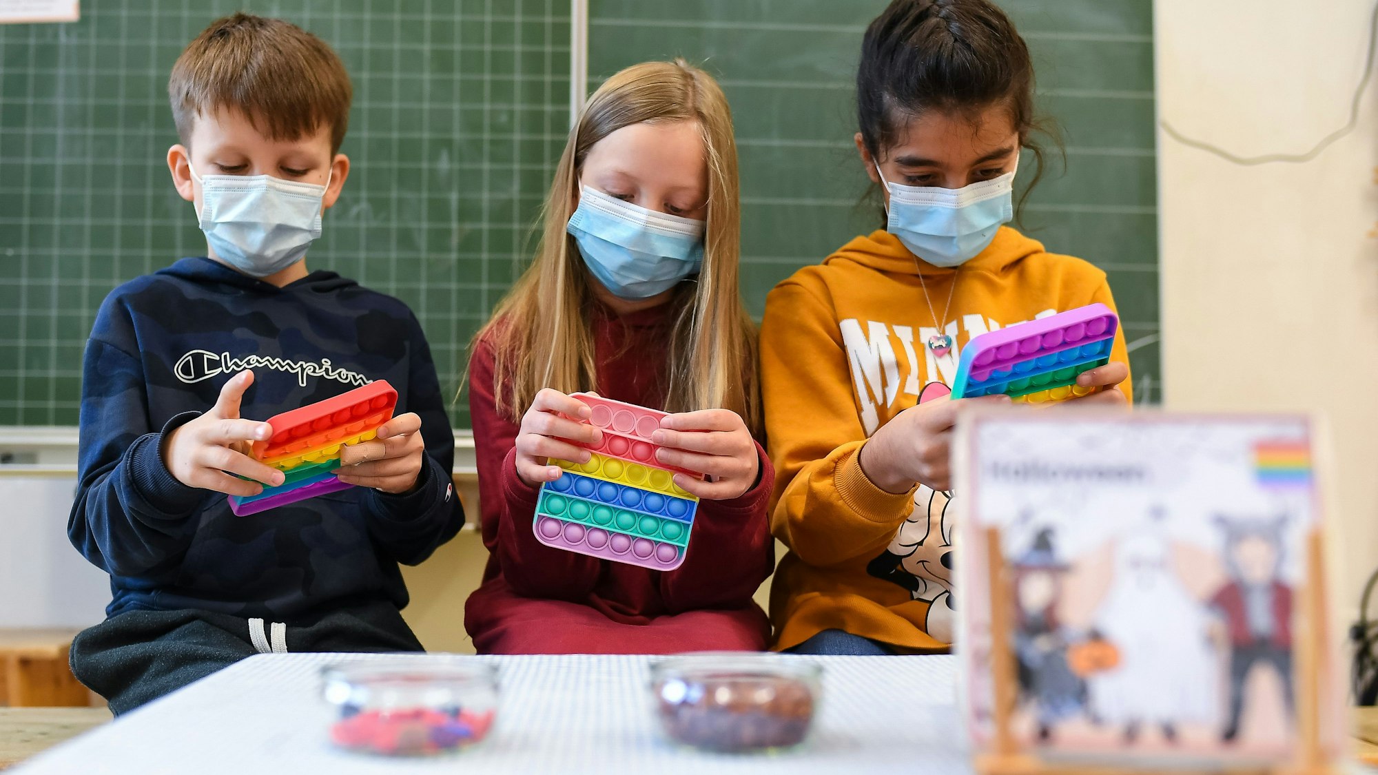Pop-Its: Die meisten Kinder im Kindergarten- und Grundschulalter sind dem Spielzeug verfallen. Haben Pop Its etwa positive Effekte auf Kinder? Bislang lässt sich das jedenfalls nicht nachweisen. Unser Foto wurde in einer Schule in Bielefeld aufgenommen.