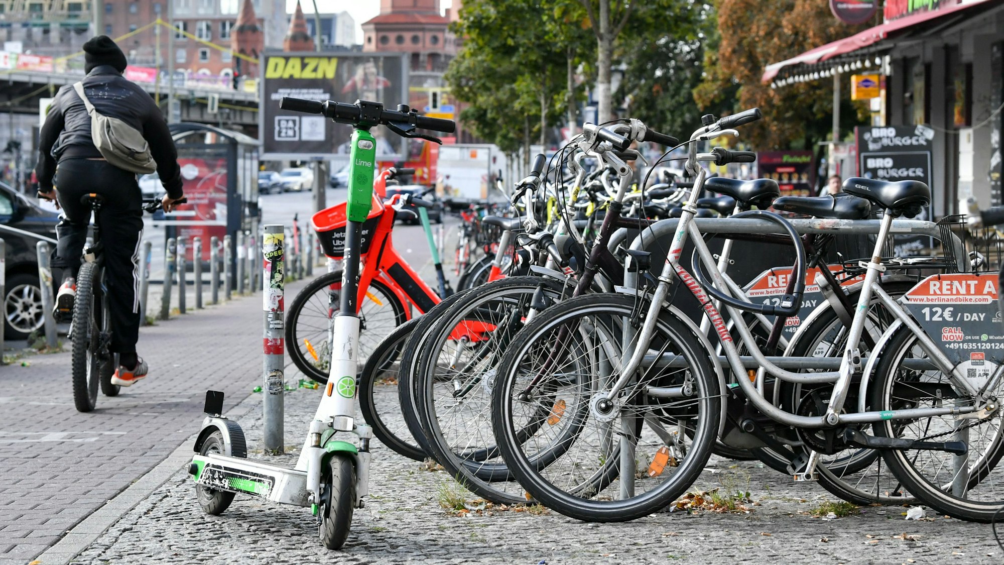 Fahrradfahrer sollen sofort aufhören, das entsprechende Produkt zu nutzen (hier ein Symbolfoto von Fahrrädern).