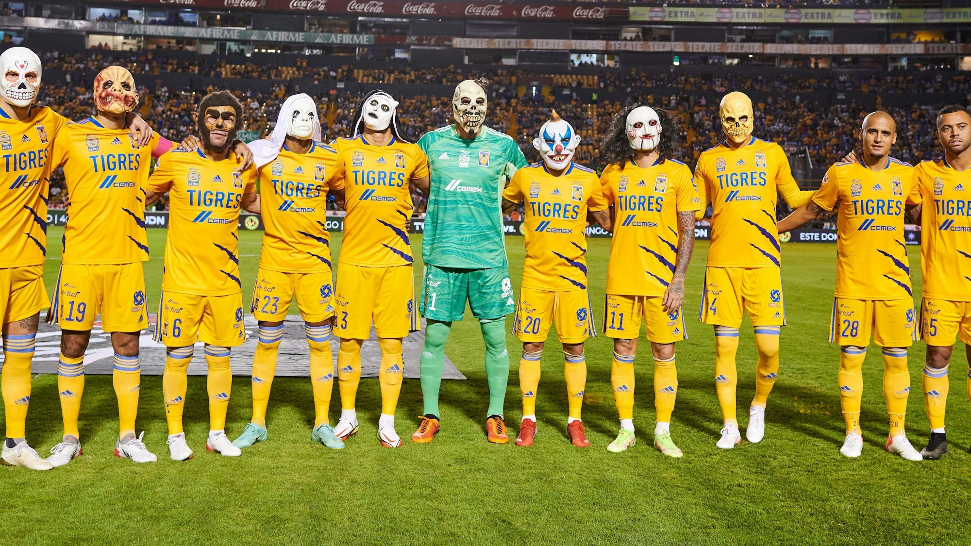 Spieler von Tigres UANL posieren vor einem Spiel vor Halloween mit Horror-Masken.