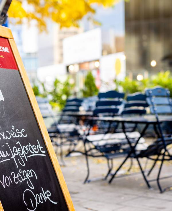 Hannover: Die Aufschrift „2G“ - bitte Nachweise unaufgefordert vorzeigen - Danke ist auf dem Aufsteller eines Restaurants zu lesen.