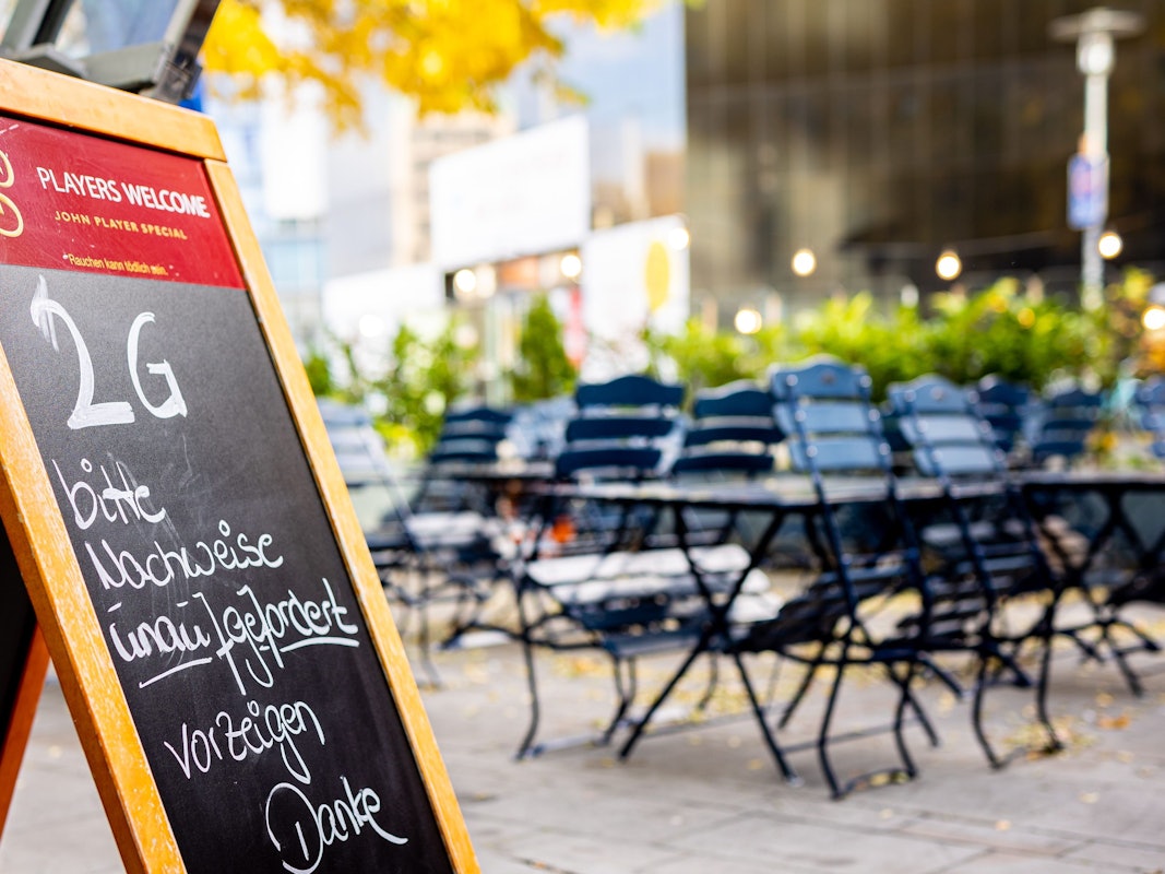 Hannover: Die Aufschrift «2G - bitte Nachweise unaufgefordert vorzeigen - Danke» ist auf dem Aufsteller eines Restaurants zu lesen.
