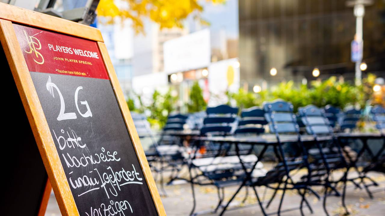 Hannover: Die Aufschrift „2G“ - bitte Nachweise unaufgefordert vorzeigen - Danke ist auf dem Aufsteller eines Restaurants zu lesen.