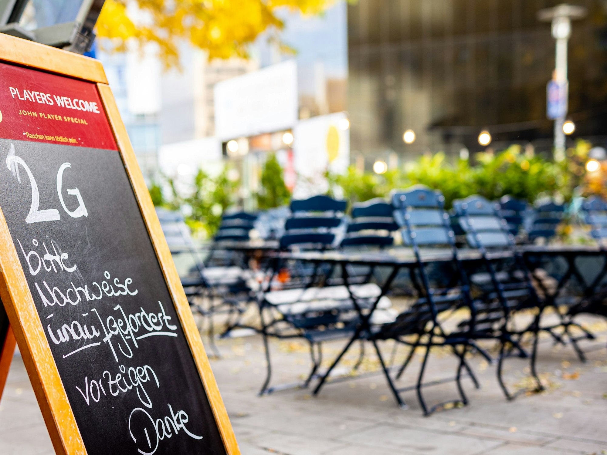 Hannover: Die Aufschrift „2G“ - bitte Nachweise unaufgefordert vorzeigen - Danke ist auf dem Aufsteller eines Restaurants zu lesen.