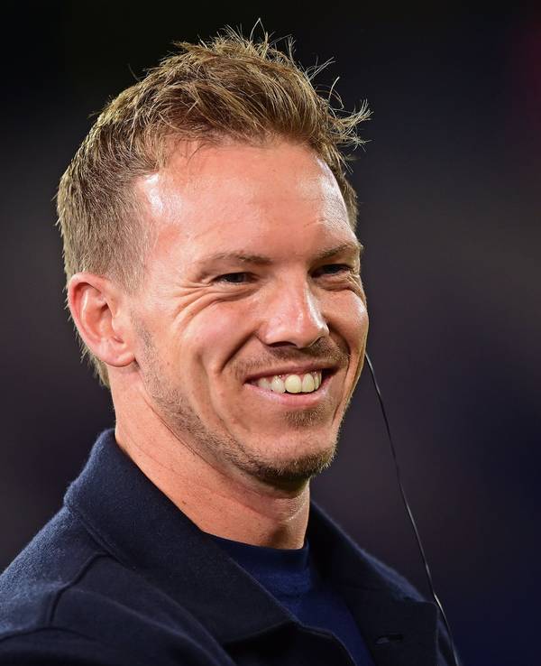 Bayern-Trainer Julian Nagelsmann lacht beim 5:0-Sieg über Dynamo Kiew in der Champions League