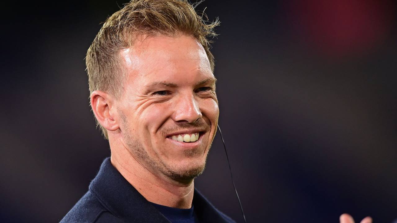 Bayern-Trainer Julian Nagelsmann lacht beim 5:0-Sieg über Dynamo Kiew in der Champions League