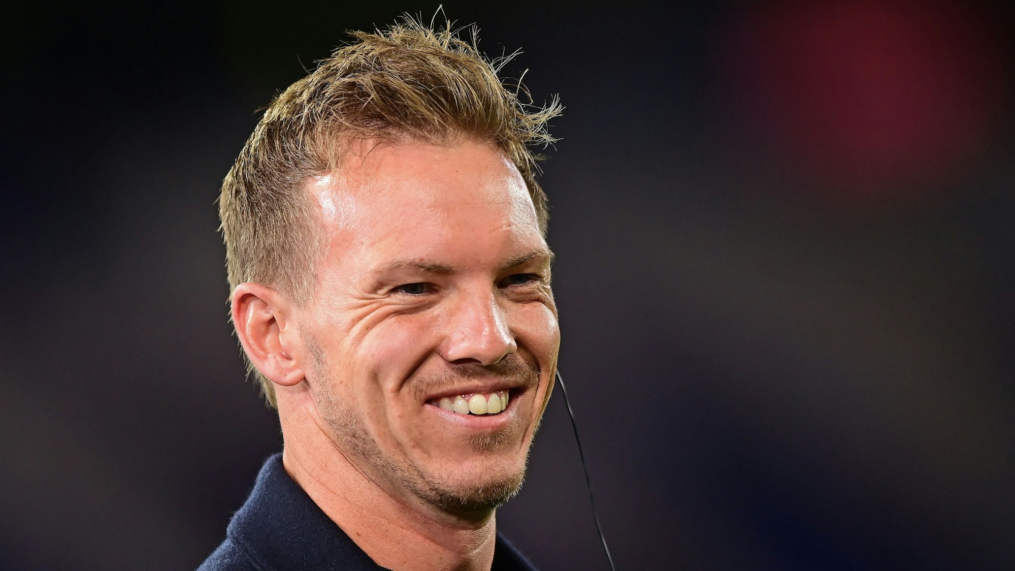 Bayern-Trainer Julian Nagelsmann lacht beim 5:0-Sieg über Dynamo Kiew in der Champions League