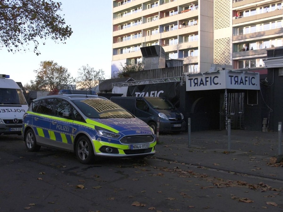 Polizei-Autos stehen vor dem Kölner Club Trafic. Hier wurde an Halloween 2021 ein 25-Jähriger getötet.
