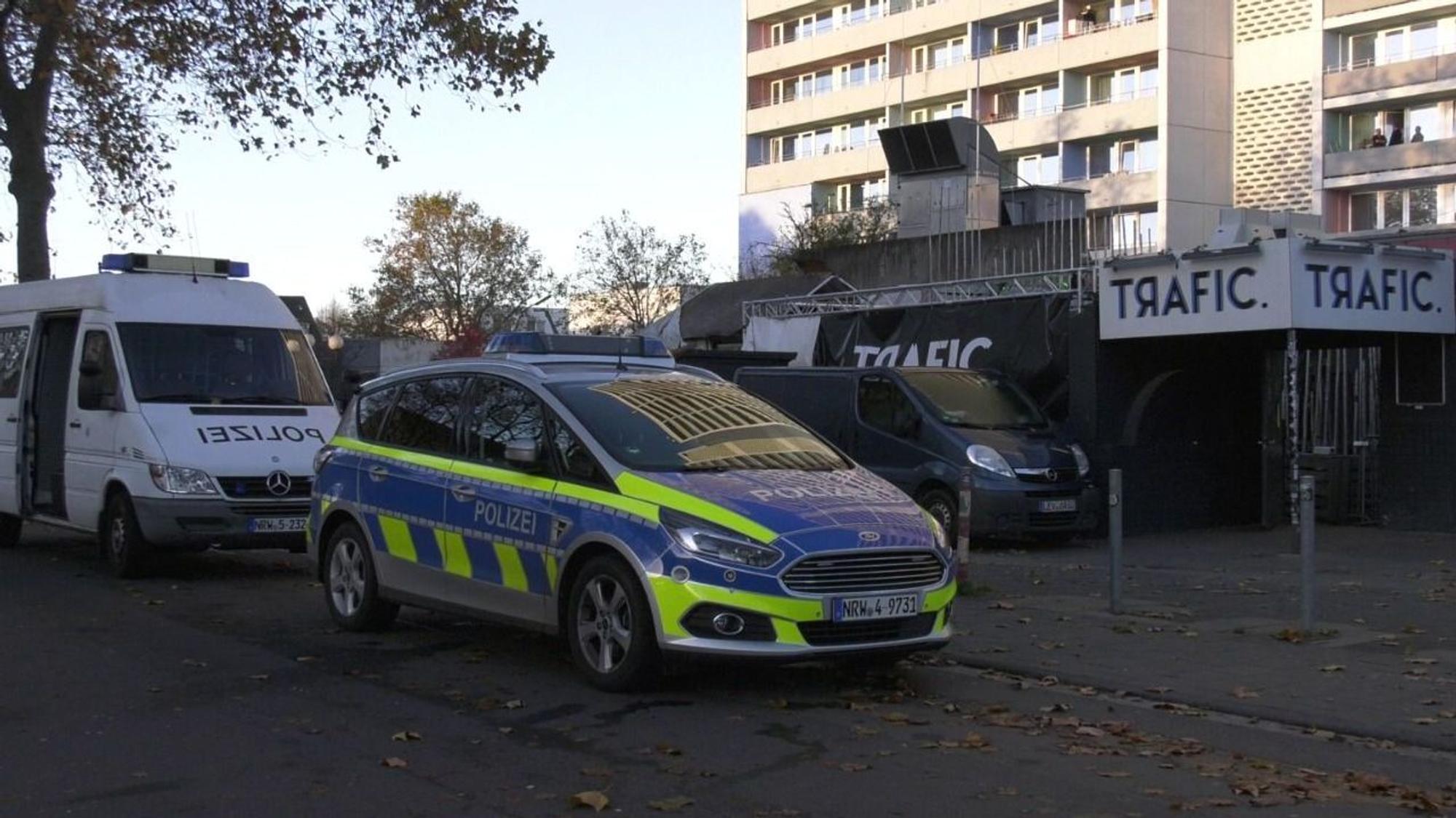 Zwei Polizeifahrzeuge stehen vor einem Club mit der Aufschrift „Trafic“ in Köln. Wegen eines Tötungsdeliktes am 1. November 2021 ist Anklage gegen einen 17-Jährigen erhoben worden.