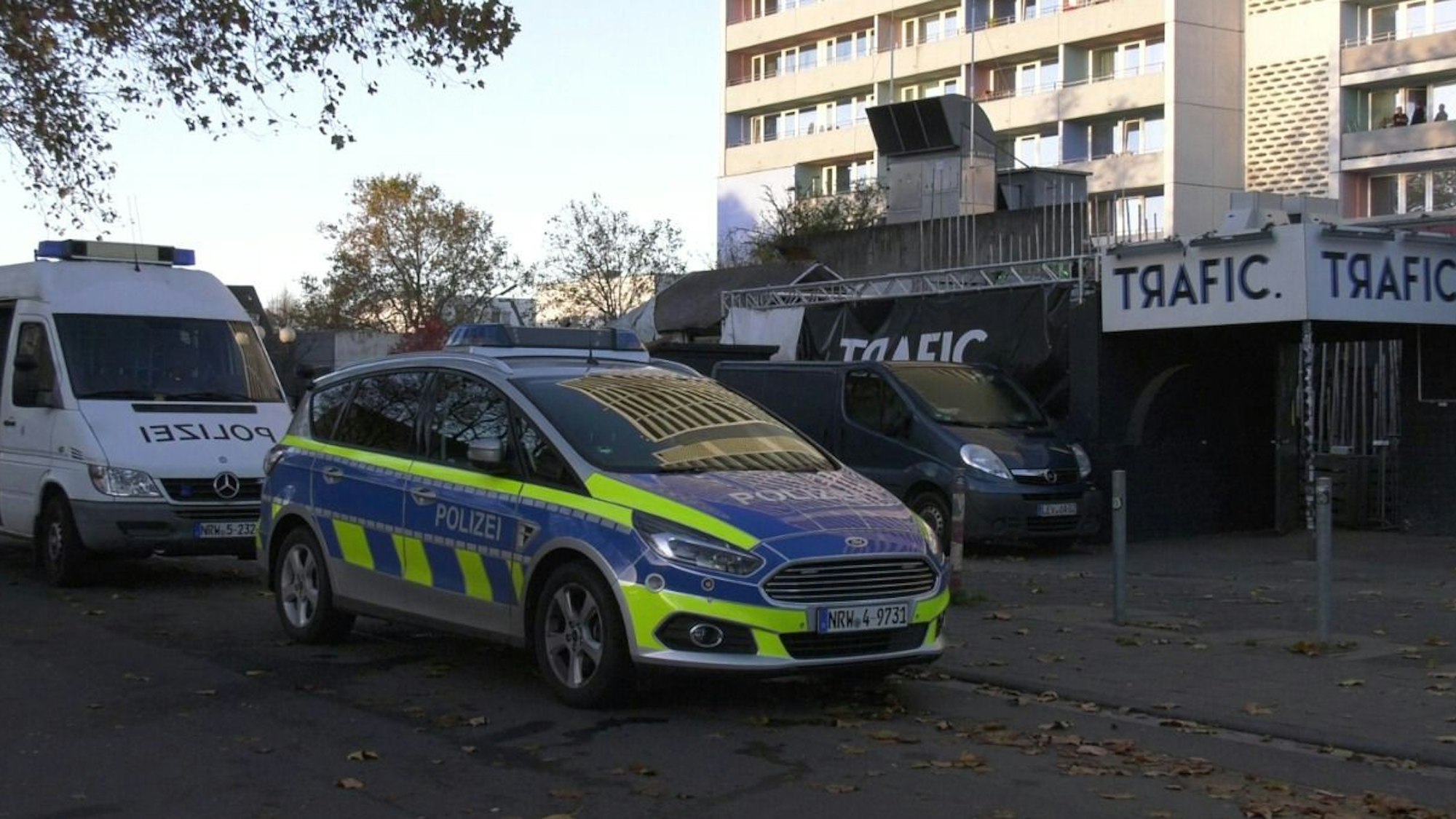 Tötungsdelikt Bickendorf: Polizei vor Ort in Kölner Stadtteil