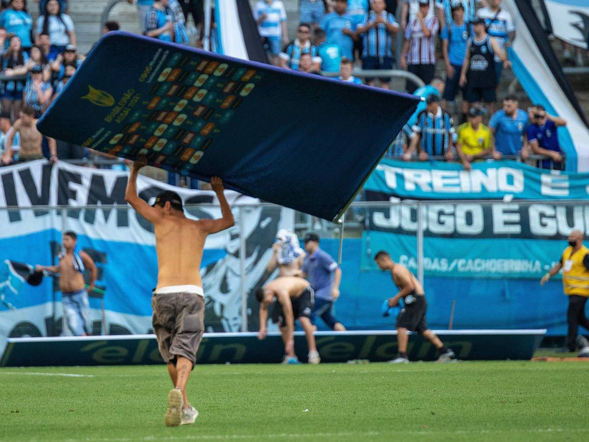 Fans von Grêmio Porto Alegre stiften auf dem Fußballplatz gegen Palmeiras São Paulo Chaos und zerstören verschiedene Gegenstände