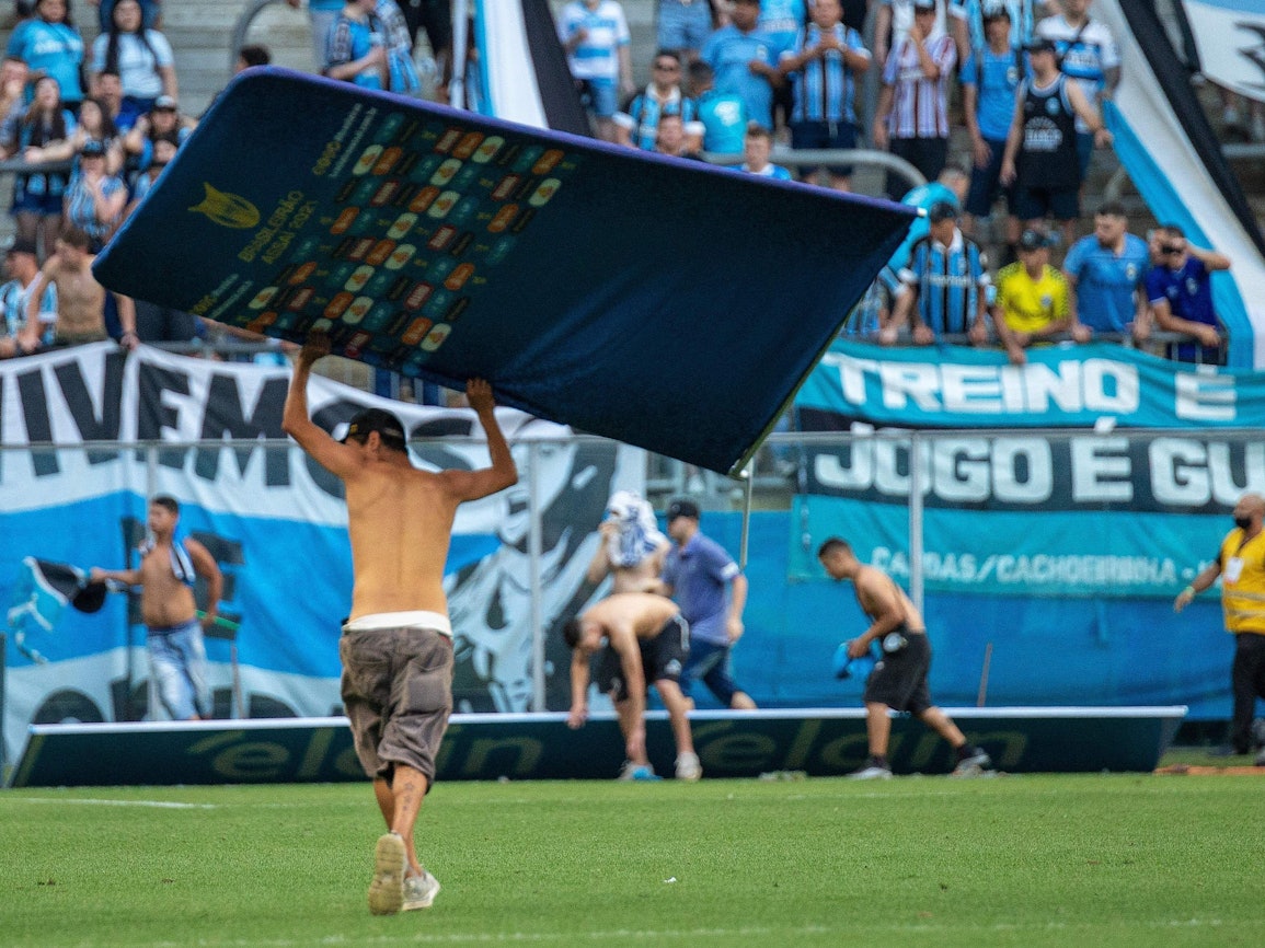 Fans von Grêmio Porto Alegre stiften auf dem Fußballplatz gegen  Palmeiras São Paulo Chaos und zerstören verschiedene Gegenstände