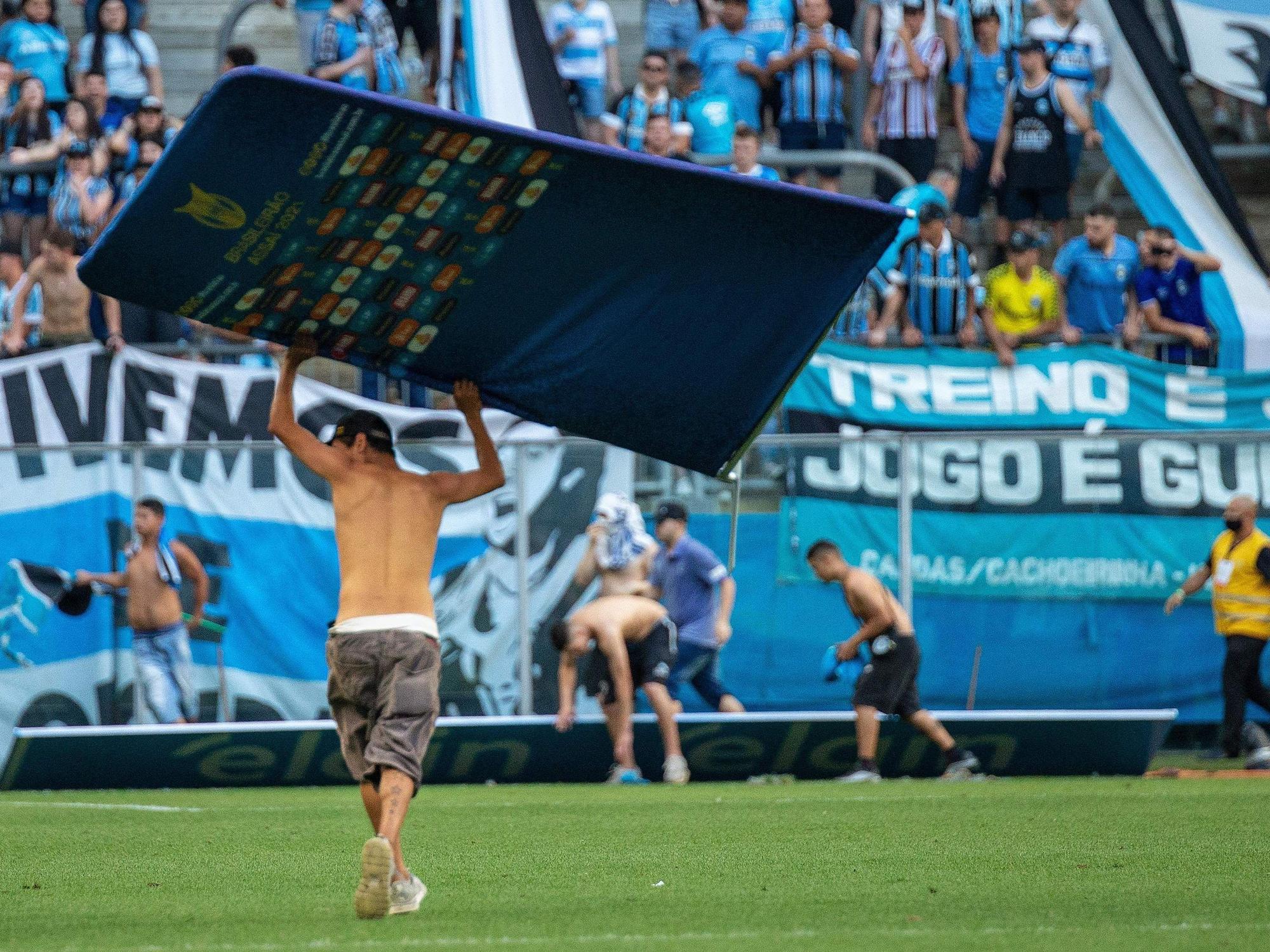 Fans von Grêmio Porto Alegre stiften auf dem Fußballplatz gegen Palmeiras São Paulo Chaos und zerstören verschiedene Gegenstände