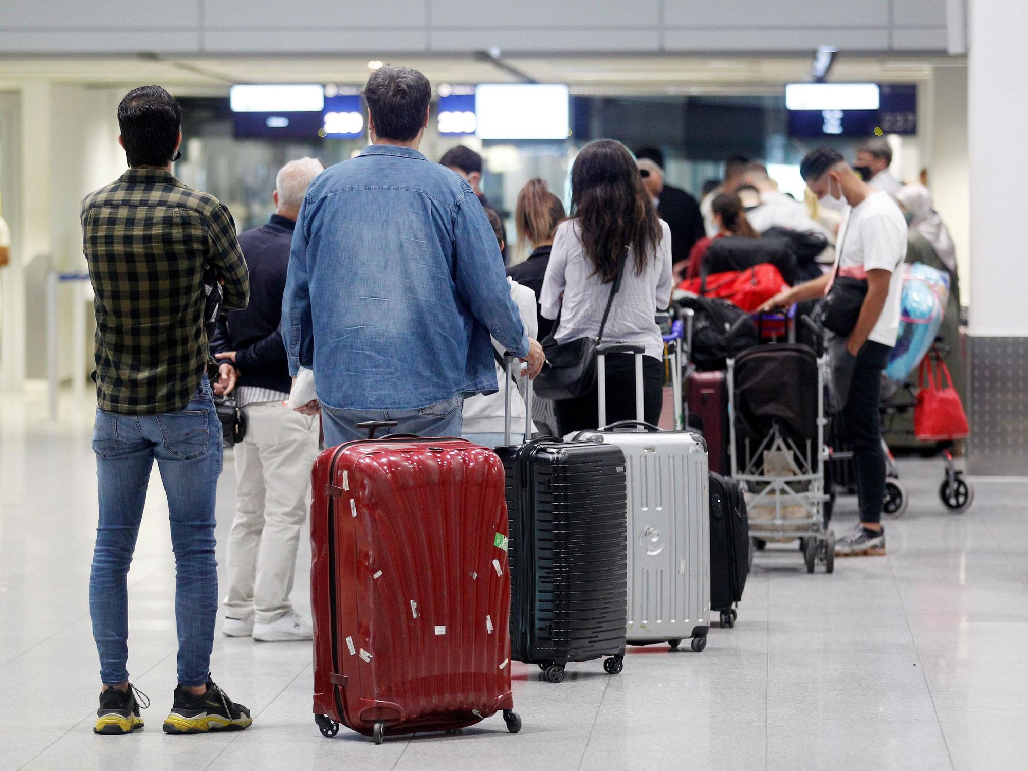 Die Security-Leute am Flughafen befürchteten ein Sicherheitsrisiko (hier ein Symbolfoto von einer Schlange in einem Flughafen).