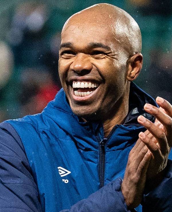 Naldo vom FC Schalke 04 lacht am Rande eines Champions-League-Spiels bei Lokomotive Moskau