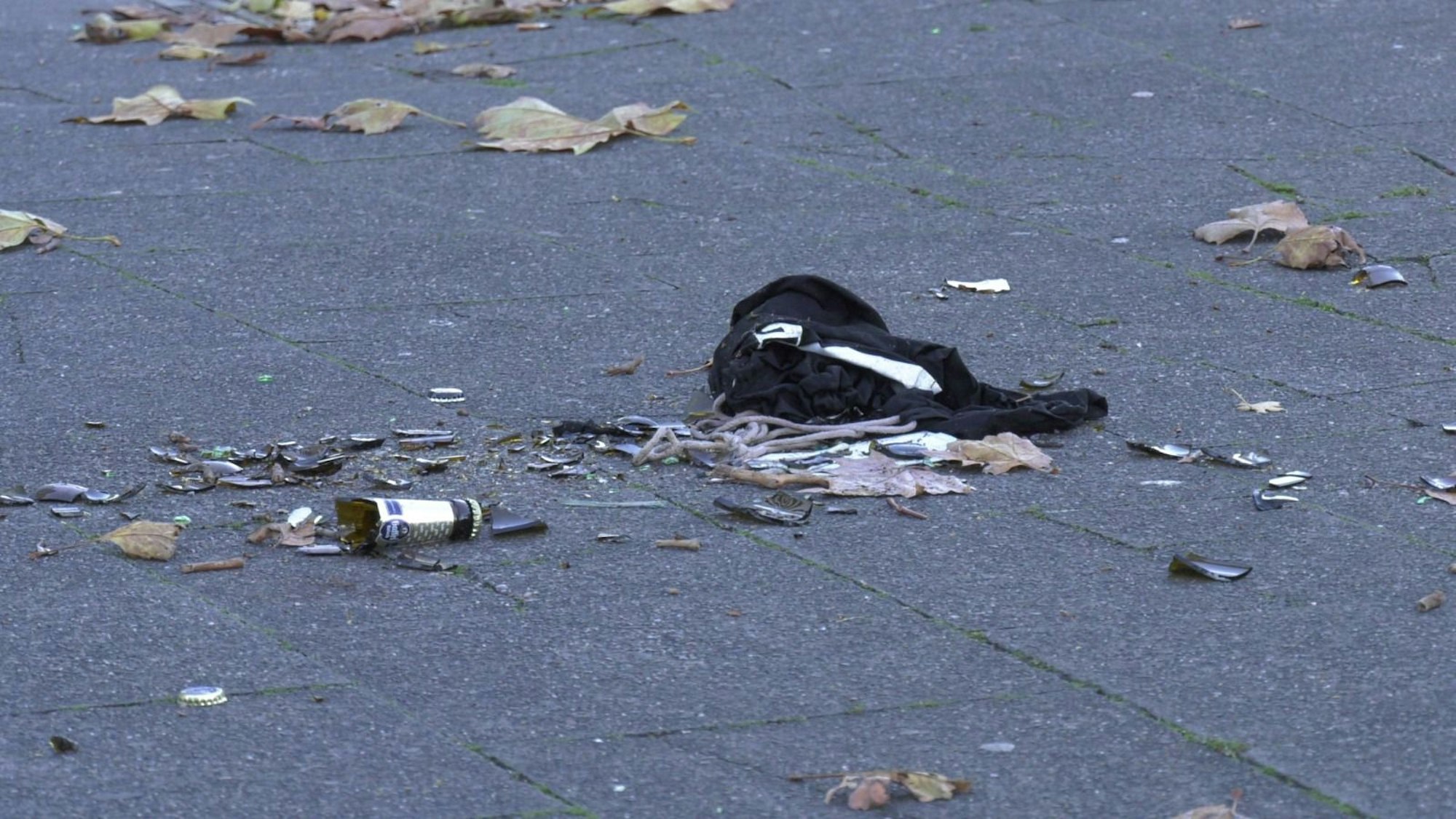 Zerbrochene Bierflasche auf einem Platz vor einem Club in Köln.