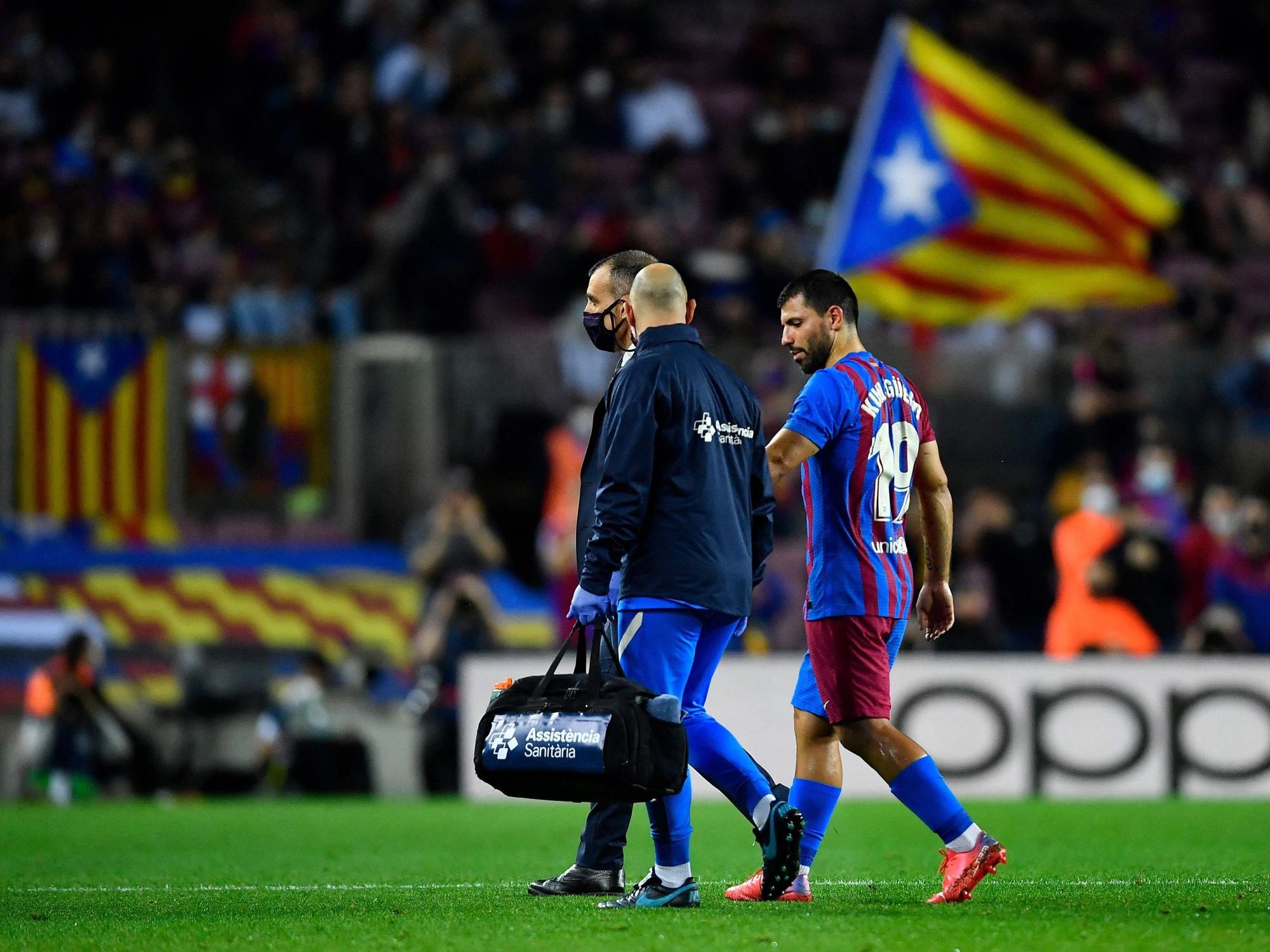 Barca-Star Kun Agüero muss beim 1:1-Unentschieden gegen Deportivo Alavés den Platz wegen seiner Herzprobleme verlassen