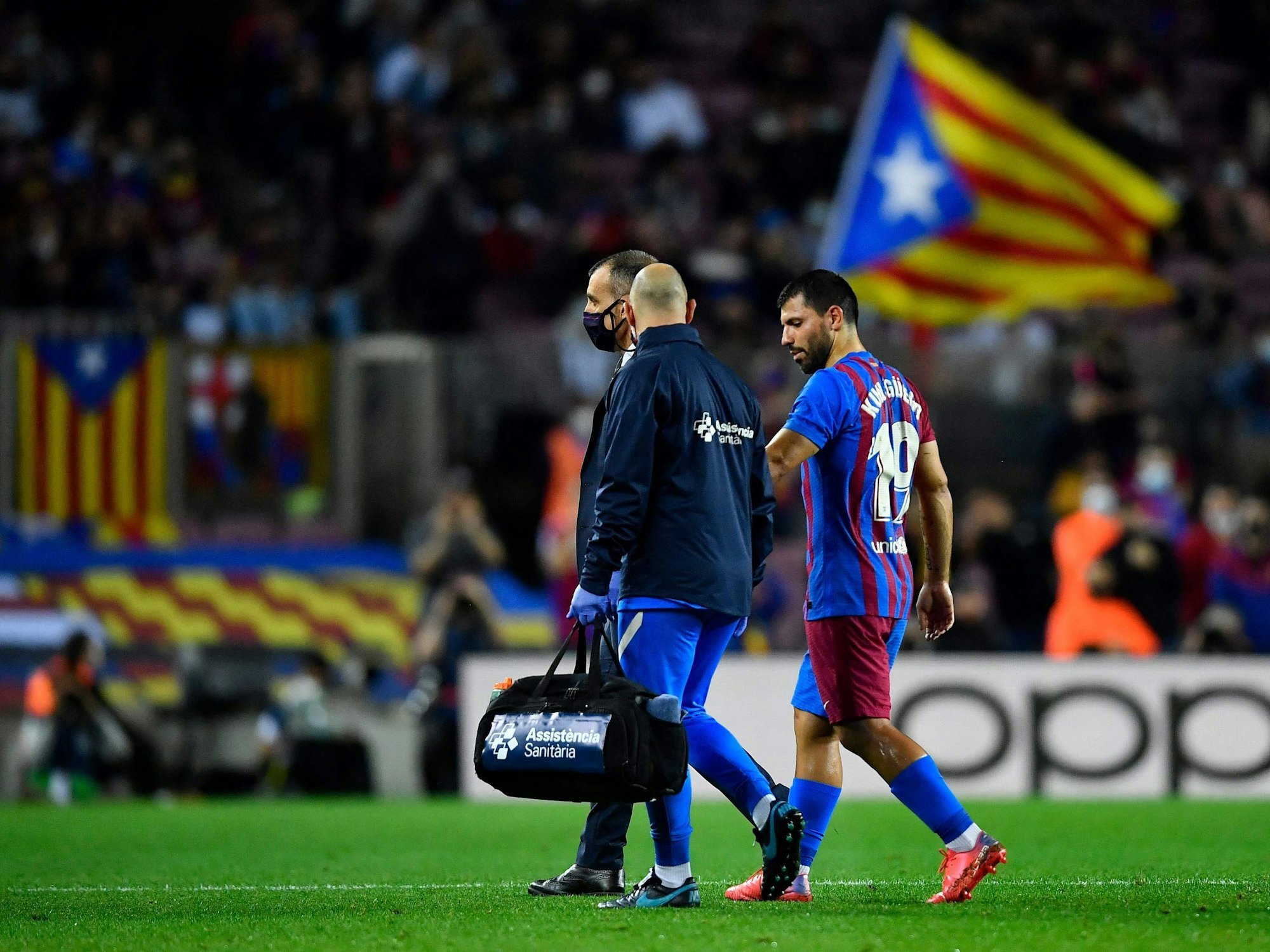 Barca-Star Kun Agüero muss beim 1:1-Unentschieden gegen Deportivo Alavés den Platz wegen seiner Herzprobleme verlassen