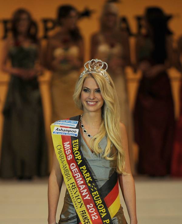 Von der Schönheitskönigin zur Schlagersängerin: Isi Glück, hier bei der Wahl zur Miss Germany 2012, beeindruckt ihre Fans auf Instagram mit einer spektakulären Foto Pose.