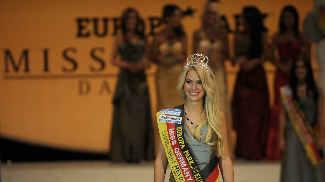 Von der Schönheitskönigin zur Schlagersängerin: Isi Glück, hier bei der Wahl zur Miss Germany 2012, beeindruckt ihre Fans auf Instagram mit einer spektakulären Foto Pose.
