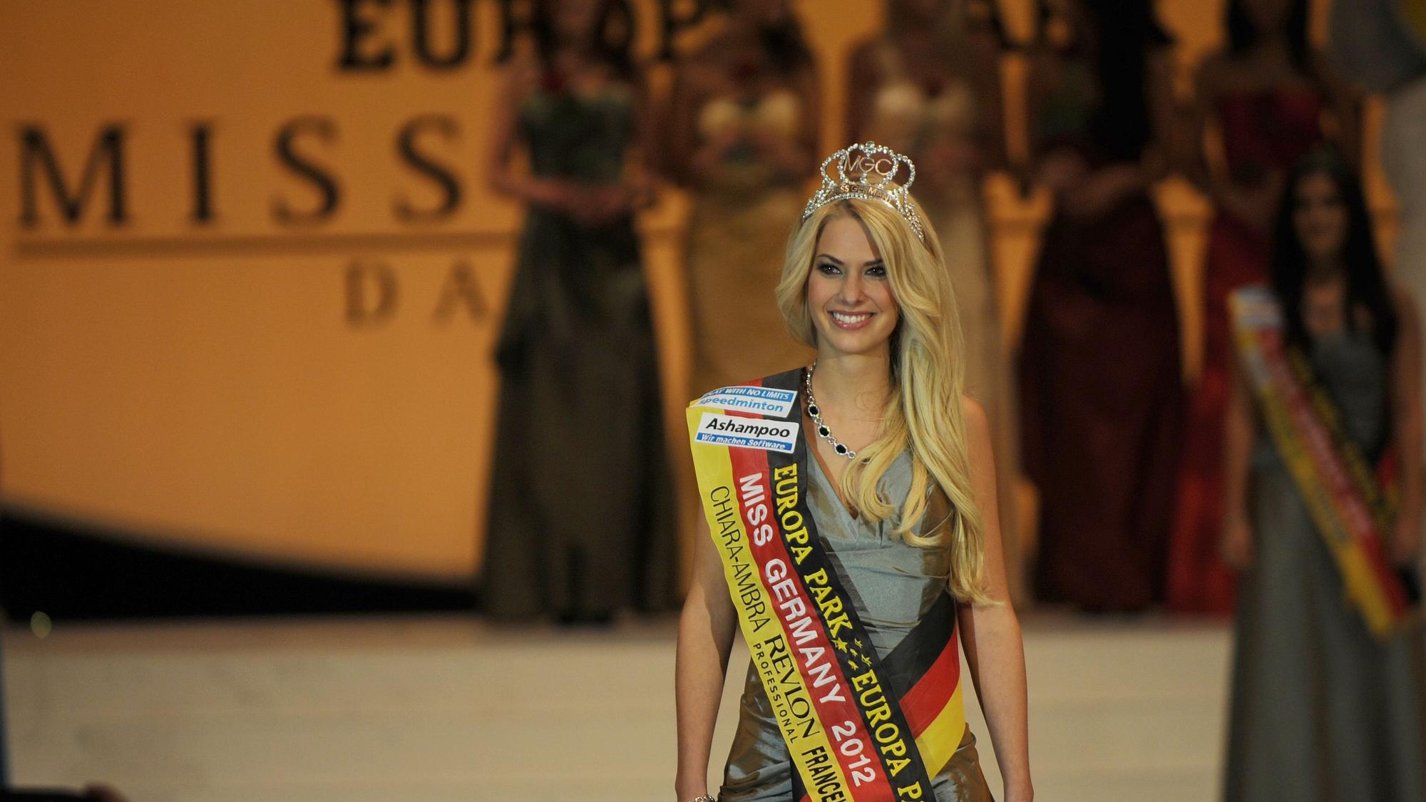 Von der Schönheitskönigin zur Schlagersängerin: Isi Glück, hier bei der Wahl zur Miss Germany 2012, beeindruckt ihre Fans auf Instagram mit einer spektakulären Foto Pose.