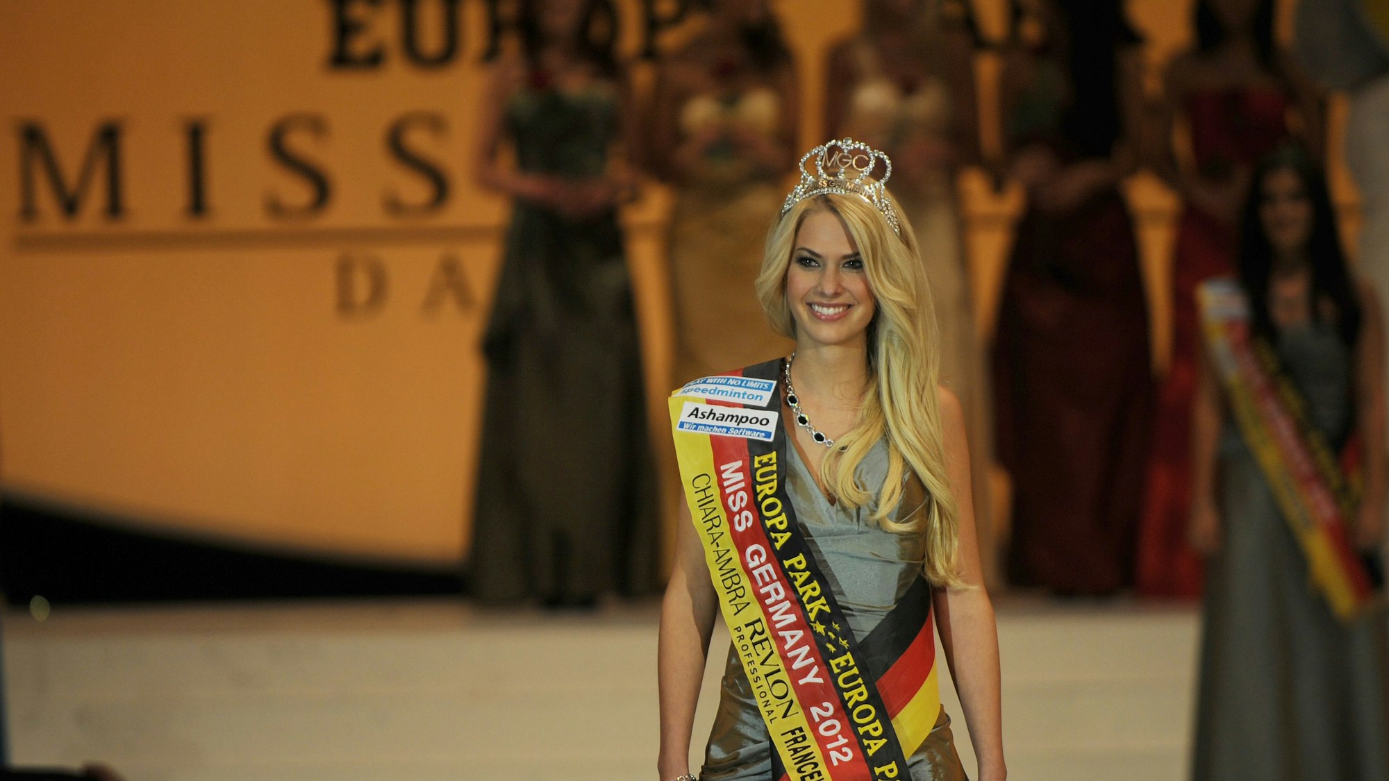 Von der Schönheitskönigin zur Schlagersängerin: Isi Glück, hier bei der Wahl zur Miss Germany 2012, beeindruckt ihre Fans auf Instagram mit einer spektakulären Foto Pose.