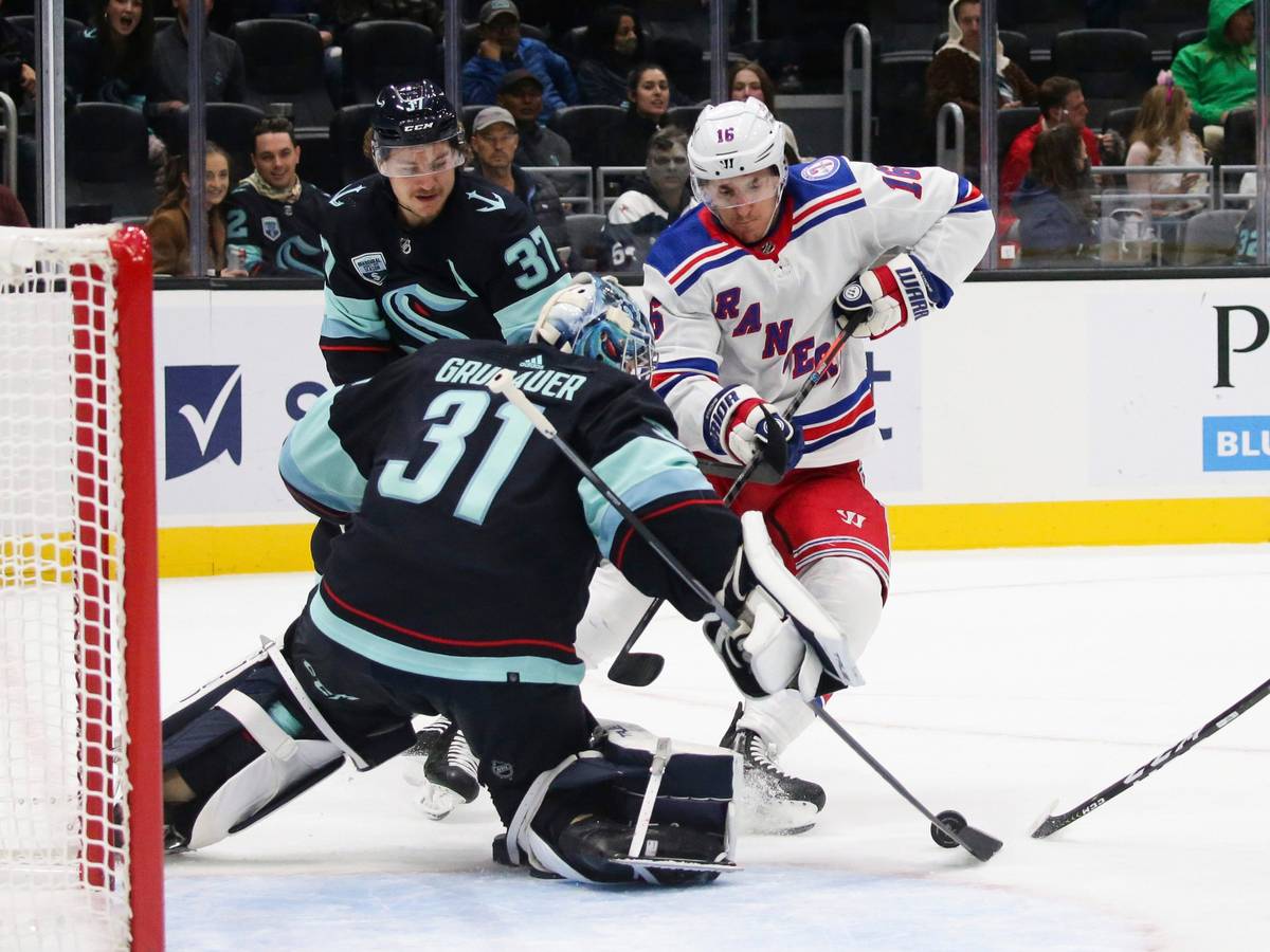 Philipp Grubauer pariert gegen Ryan Strome.