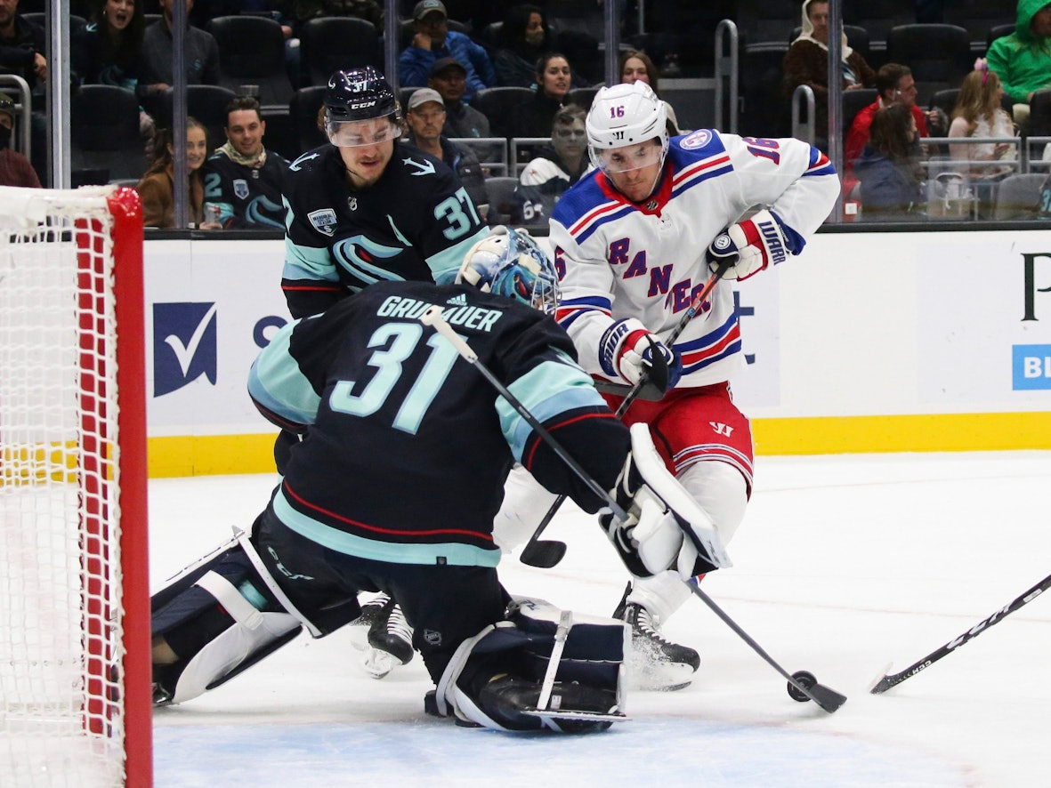 Philipp Grubauer pariert gegen Ryan Strome.