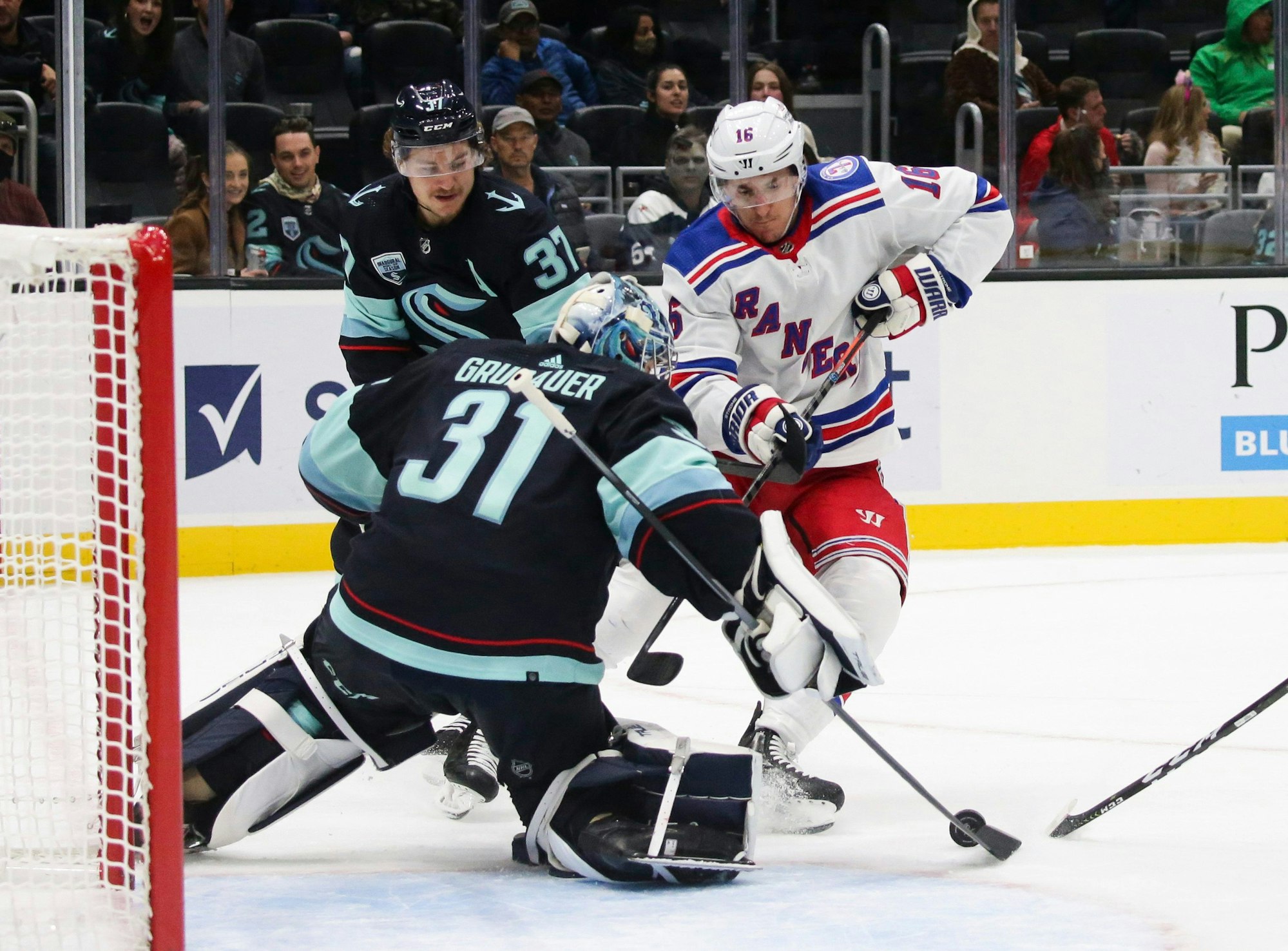 Philipp Grubauer pariert gegen Ryan Strome.