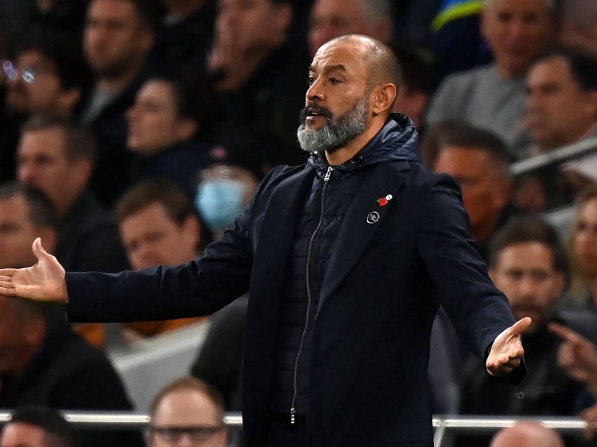Nuno Espirito Santo streckt die Arme aus.