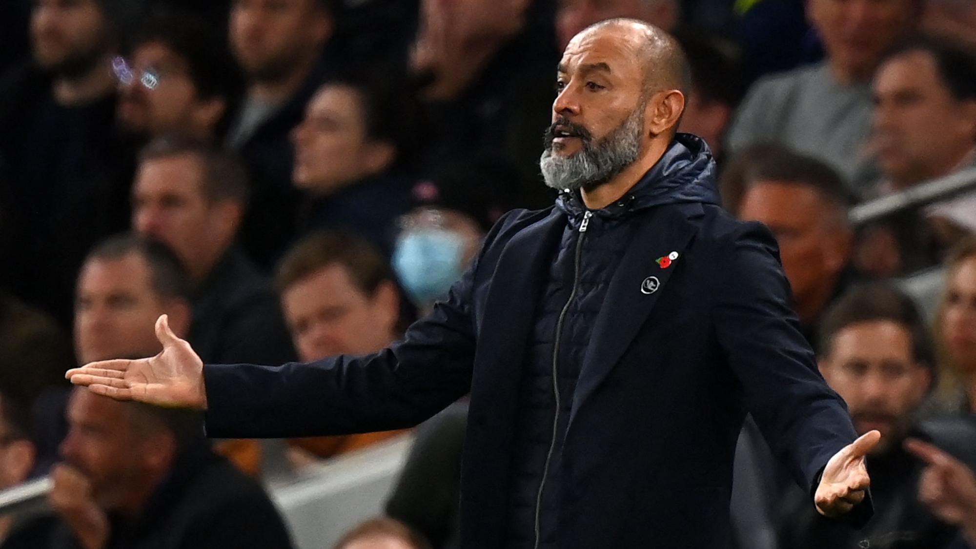 Nuno Espirito Santo streckt die Arme aus.