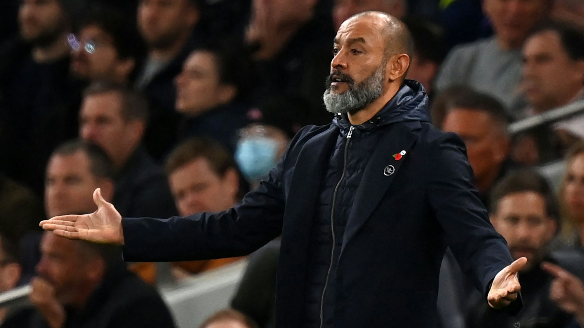 Nuno Espirito Santo streckt die Arme aus.
