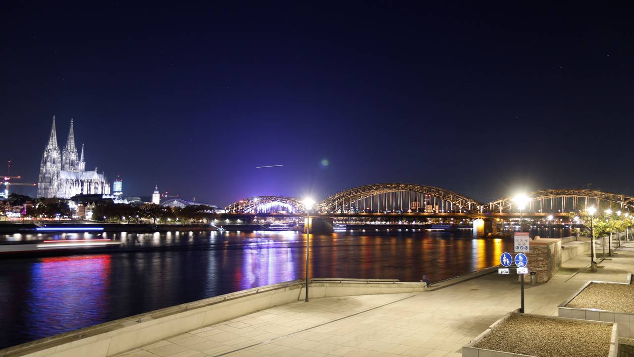 28.10.2021, Köln: Rheinboulevard bei Nacht.