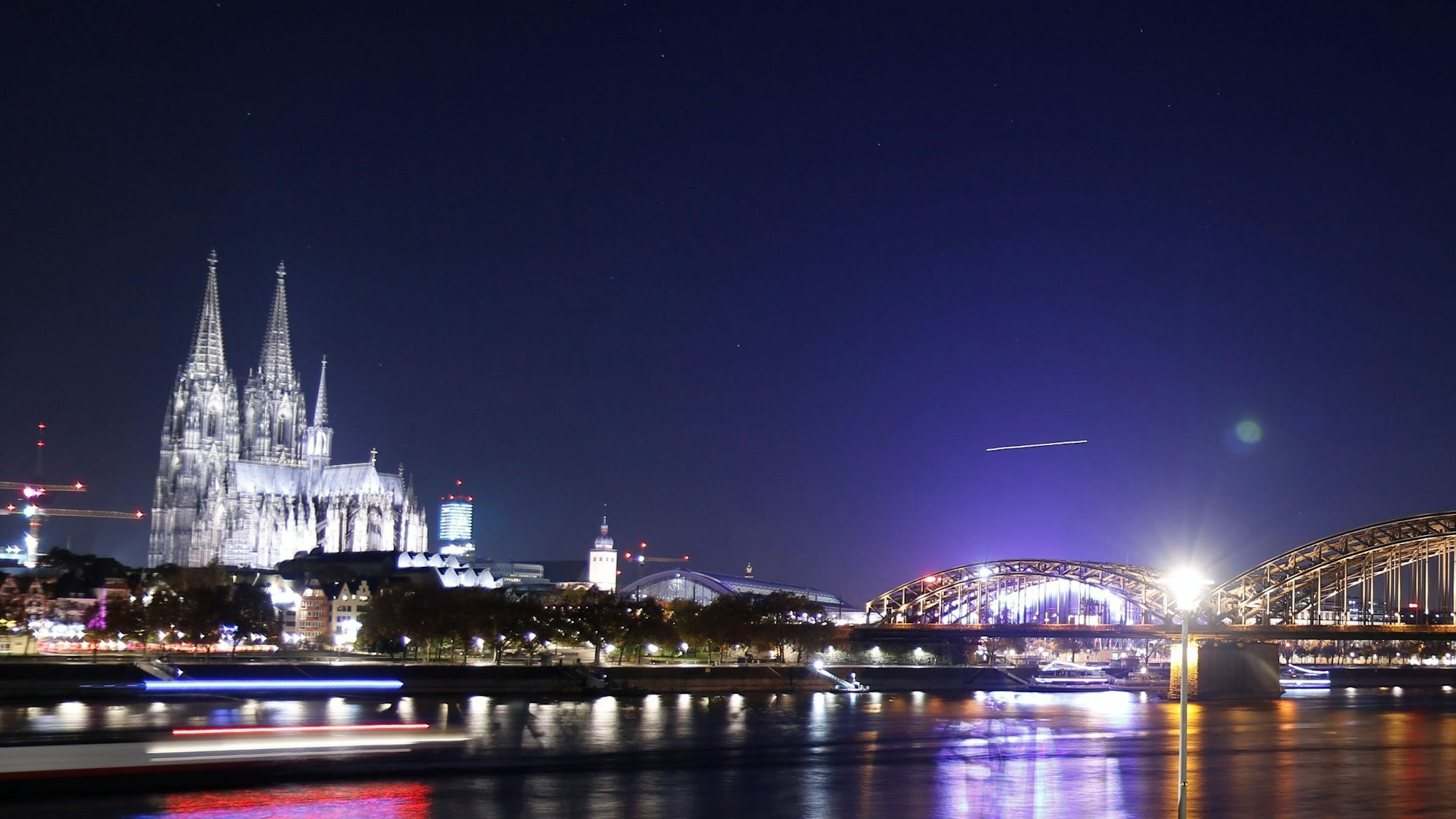 28.10.2021, Köln: Rheinboulevard bei Nacht.