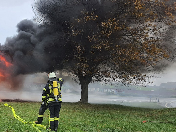 Die Zugmaschine eines Sattelzuges brannte am 2. November 2021 auf der A3 in der Anschlussstelle Königswinter aus.