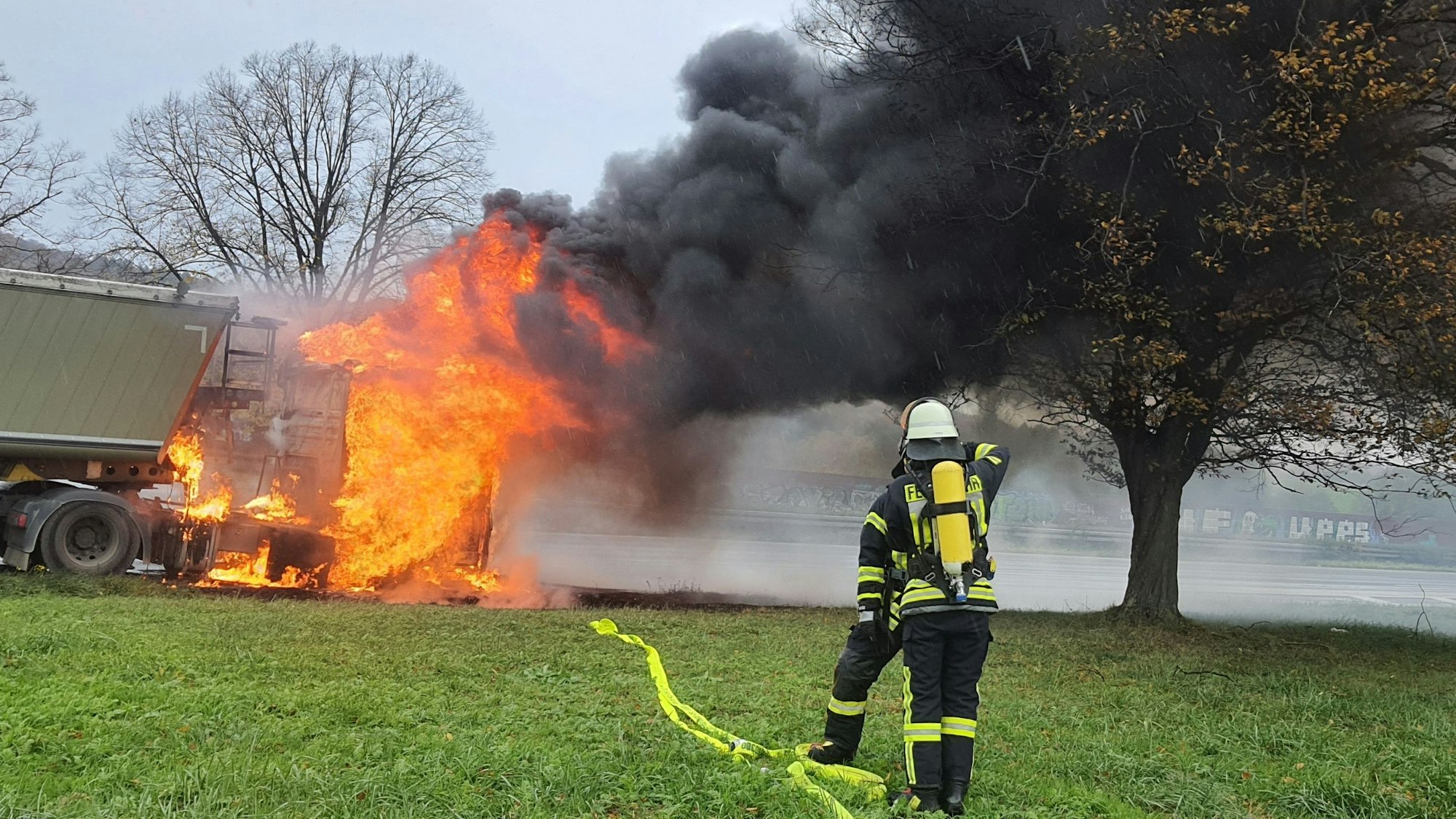 Die Zugmaschine eines Sattelzuges brannte am 2. November 2021 auf der A3 in der Anschlussstelle Königswinter aus.