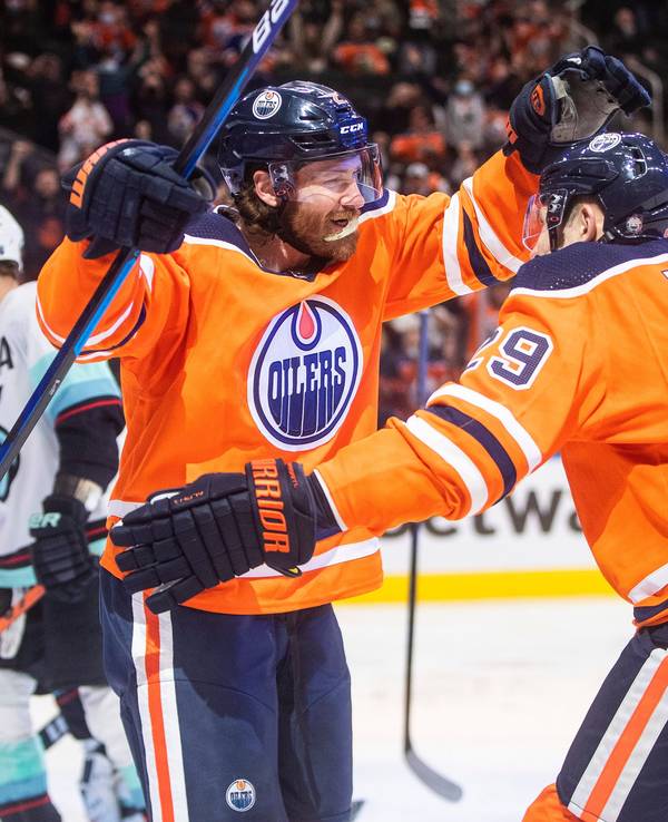 NHL-Star Leon Draisaitl (29) feiert Duncan Keith (2) nach dessen Treffer beim Sieg der Oilers über die Kraken am 1. November 2021