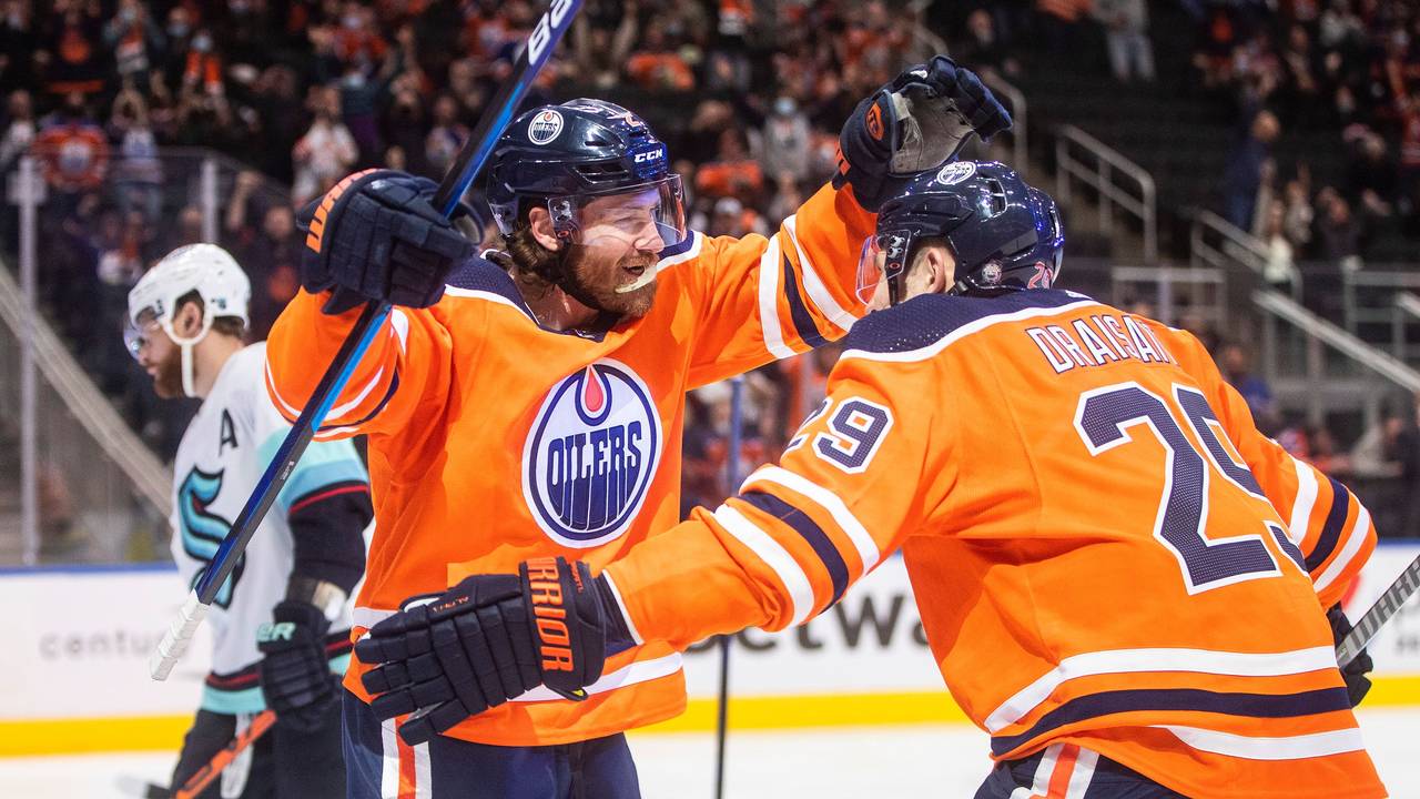 NHL-Star Leon Draisaitl (29) feiert Duncan Keith (2) nach dessen Treffer beim Sieg der Oilers über die Kraken am 1. November 2021