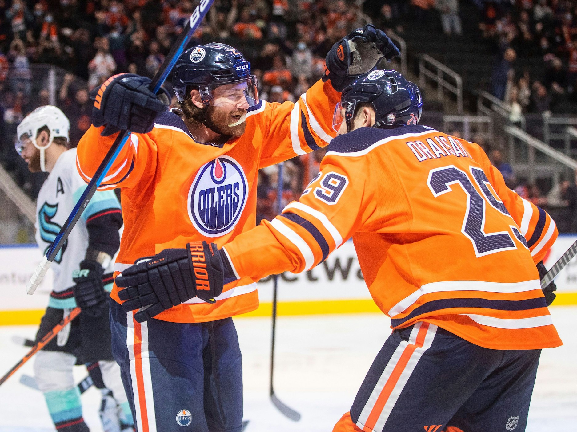 NHL-Star Leon Draisaitl (29) feiert Duncan Keith (2) nach dessen Treffer beim Sieg der Oilers über die Kraken am 1. November 2021