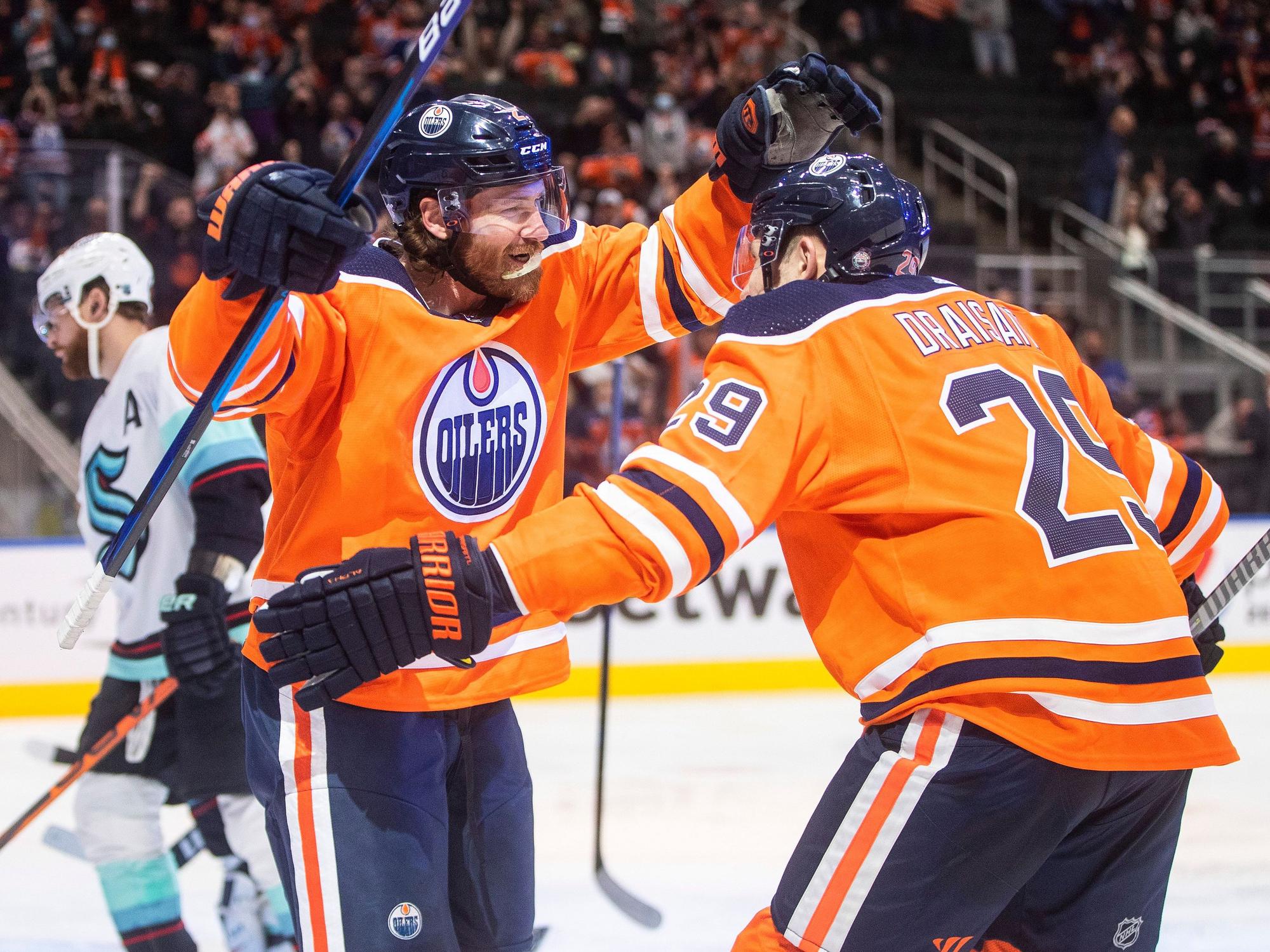 NHL-Star Leon Draisaitl (29) feiert Duncan Keith (2) nach dessen Treffer beim Sieg der Oilers über die Kraken am 1. November 2021