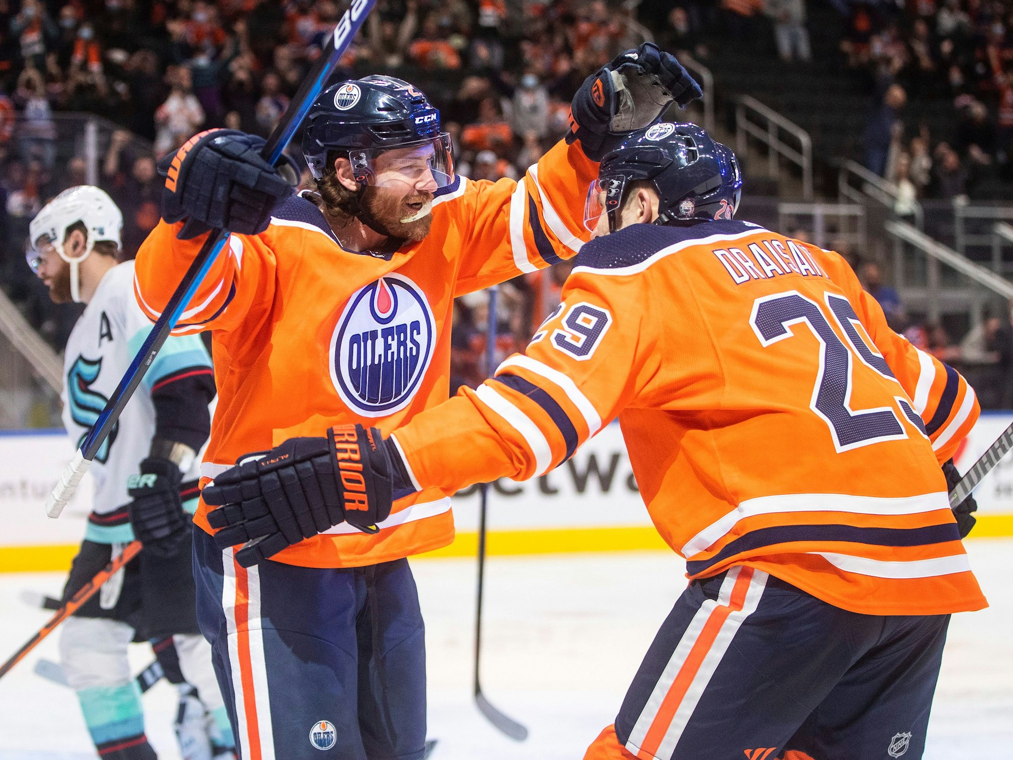 NHL-Star Leon Draisaitl (29) feiert Duncan Keith (2) nach dessen Treffer beim Sieg der Oilers über die Kraken am 1. November 2021