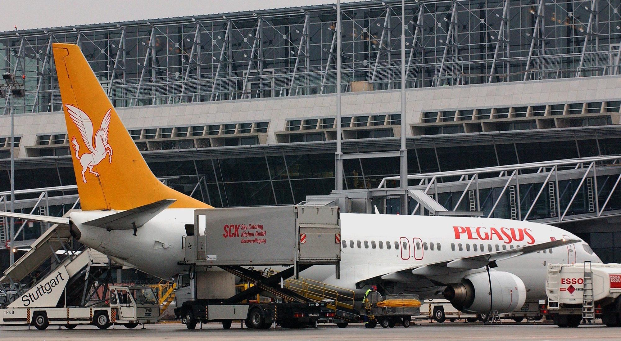 Toter im Flieger nach Hamburg: Der Mann starb den Ermittlungen zufolge an Bord der Maschine (hier ein Archivfoto von einem Flugzeug der Pegasus Airlines im Jahr 2003).
