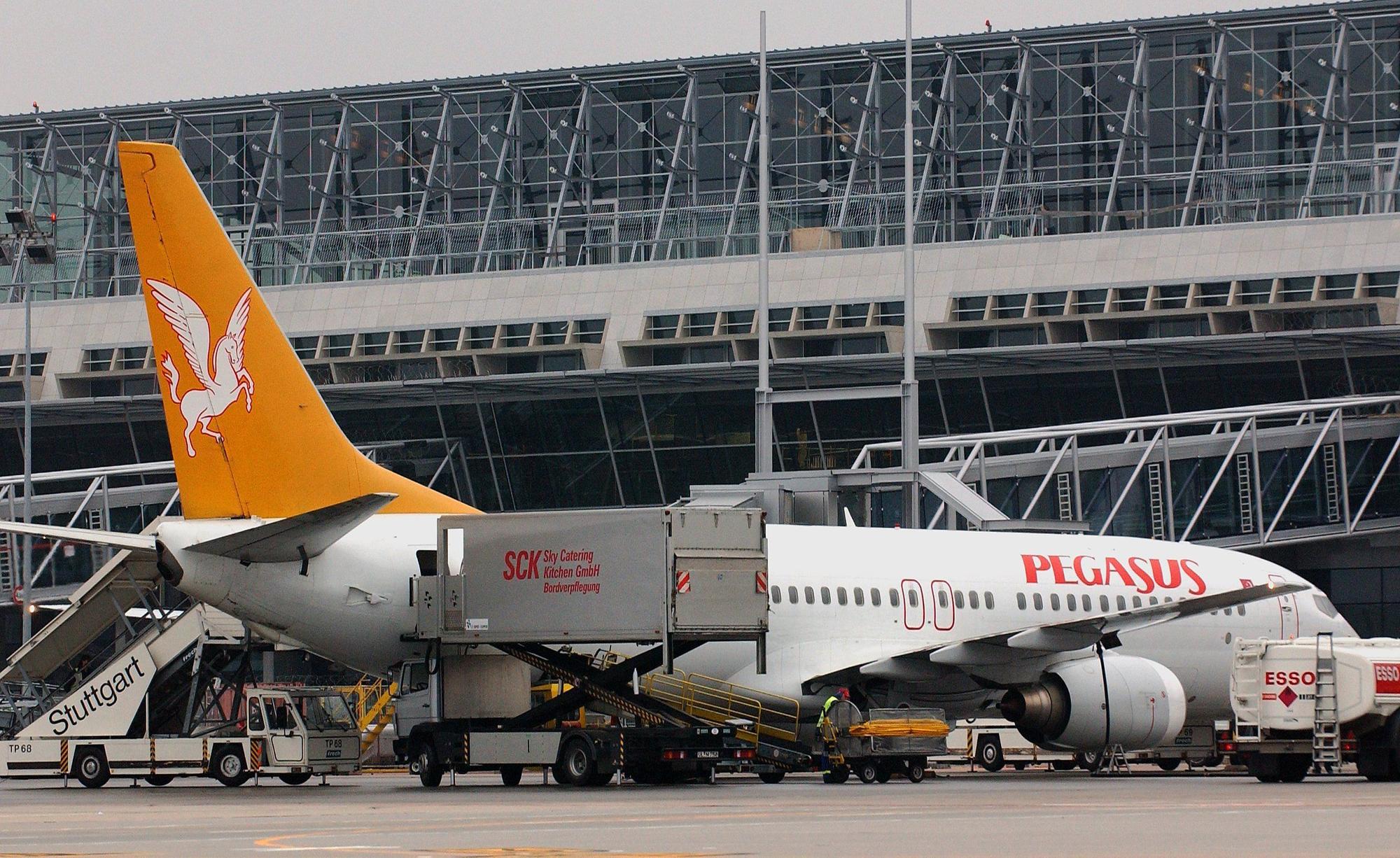 Eine Boeing 737 der Pegasus Airlines steht am Stuttgarter Flughafen.