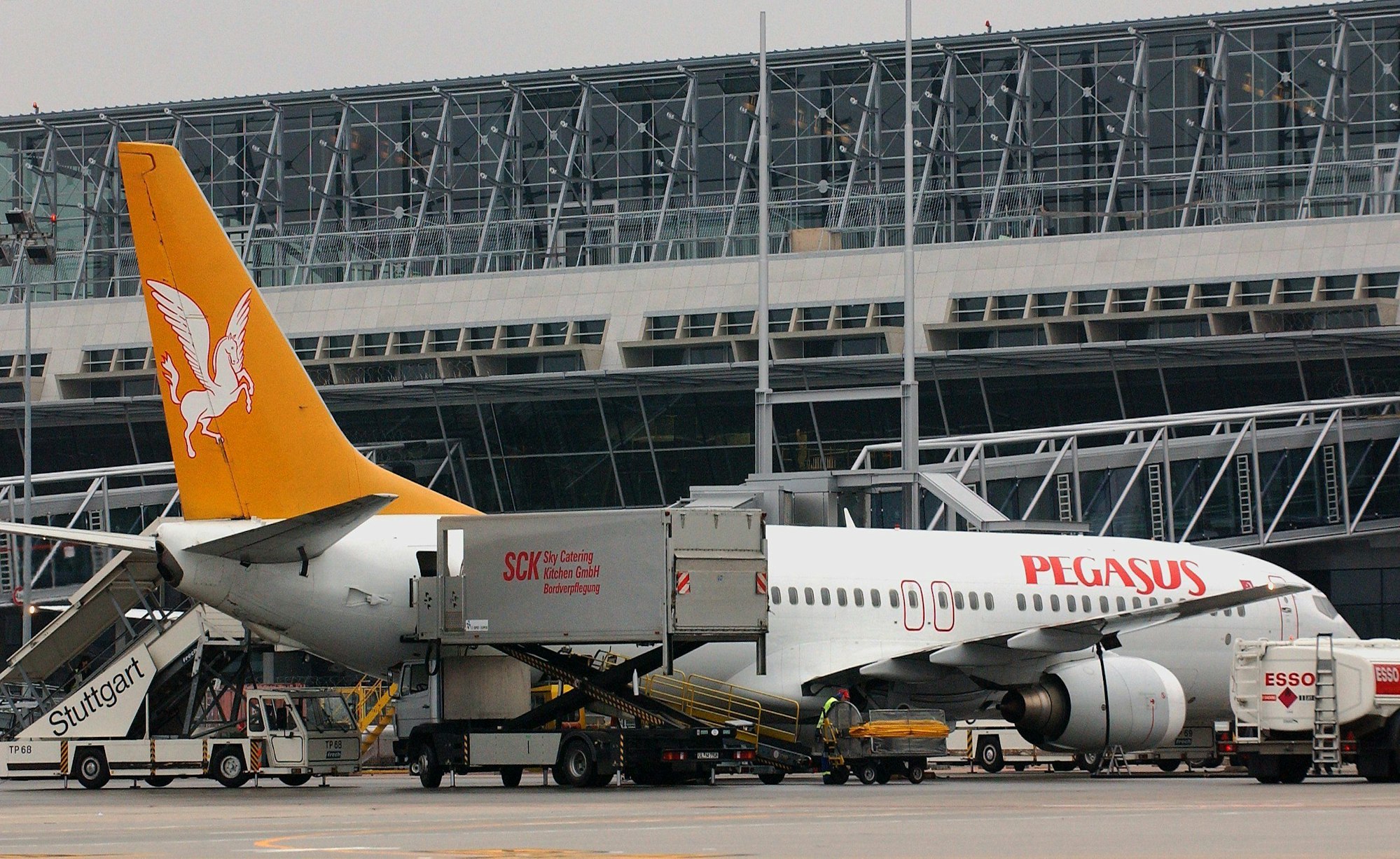 Eine Boeing 737 der Pegasus Airlines steht am Stuttgarter Flughafen.