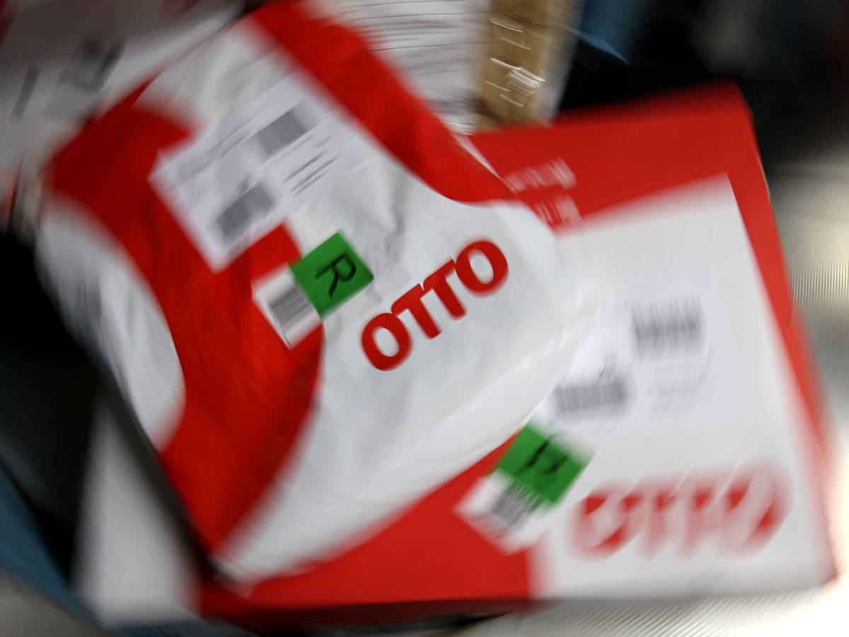 Sendungen von Otto liegen in unserem Archivbild von 2015 in einer Auspackstation in Hamburg: Das Unternehmen bemüht sich seit einigen Wochen um eine gendergerechte Sprache. Und sorgt für Unmut bei einigen Kunden.