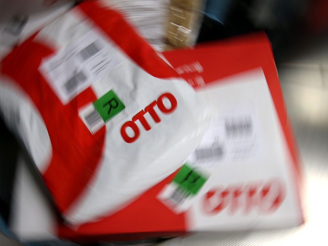 Sendungen von Otto liegen in unserem Archivbild von 2015 in einer Auspackstation in Hamburg: Das Unternehmen bemüht sich seit einigen Wochen um eine gendergerechte Sprache. Und sorgt für Unmut bei einigen Kunden.