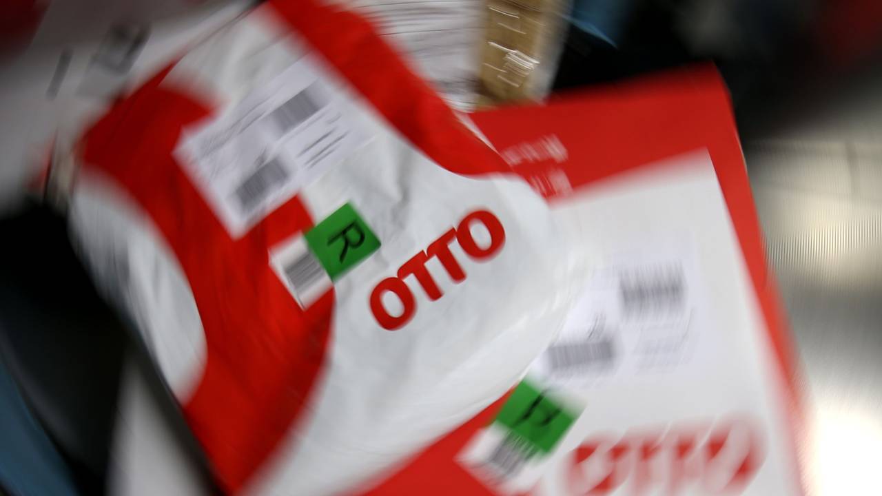 Sendungen von Otto liegen in unserem Archivbild von 2015 in einer Auspackstation in Hamburg: Das Unternehmen bemüht sich seit einigen Wochen um eine gendergerechte Sprache. Und sorgt für Unmut bei einigen Kunden.