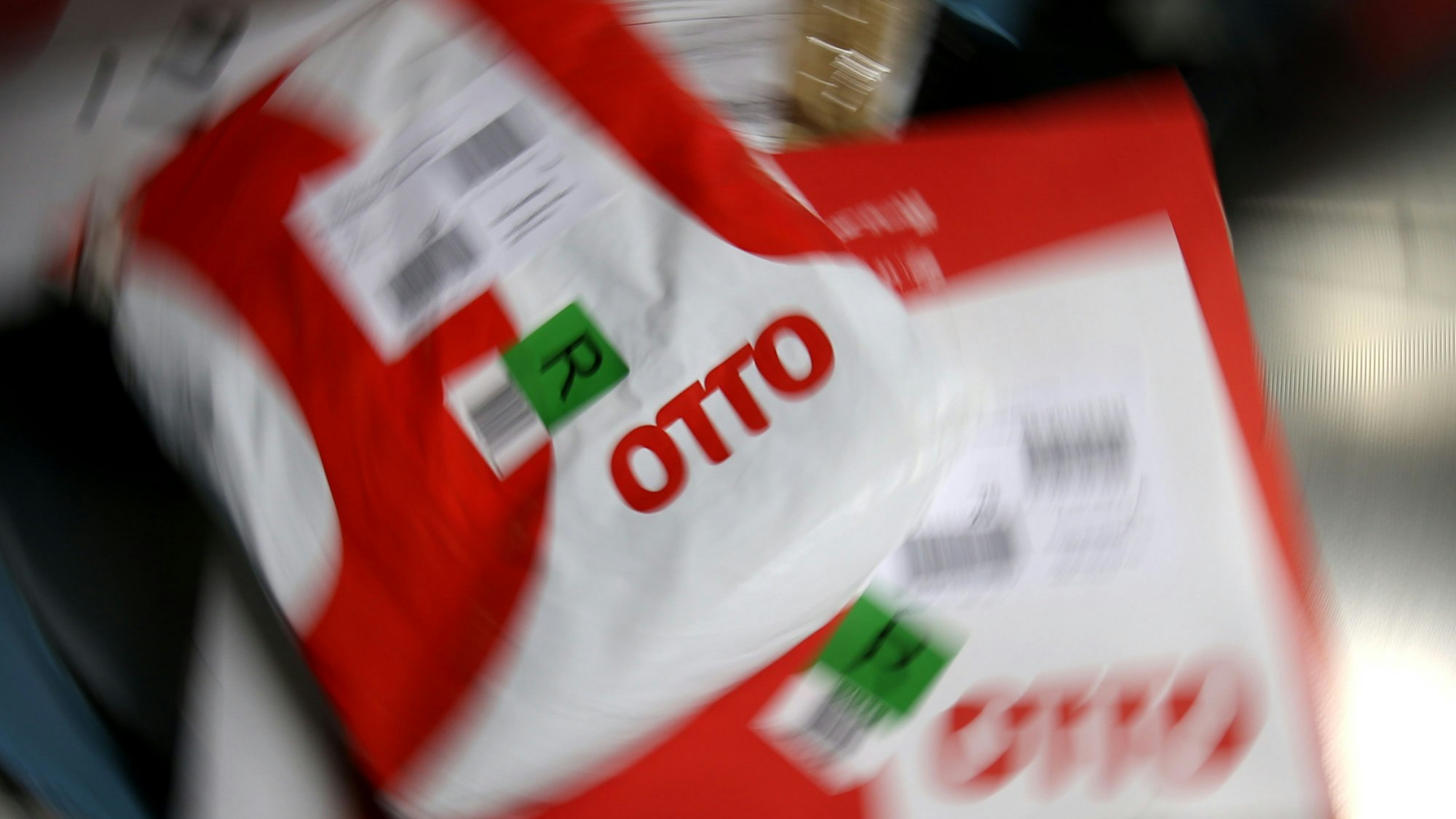 Sendungen von Otto liegen in unserem Archivbild von 2015 in einer Auspackstation in Hamburg: Das Unternehmen bemüht sich seit einigen Wochen um eine gendergerechte Sprache. Und sorgt für Unmut bei einigen Kunden.