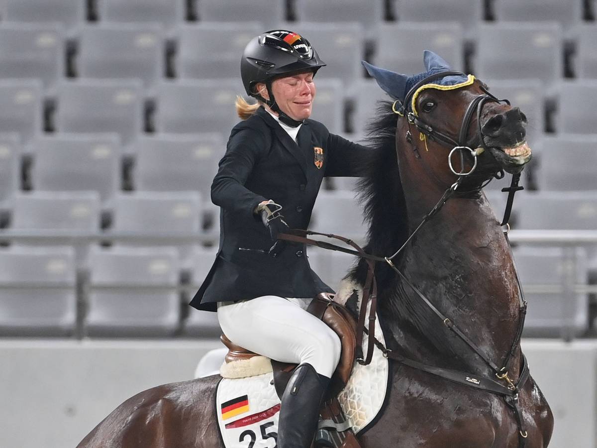 Annika Schleu sitzt weinend auf ihrem Pferd Saint Boy